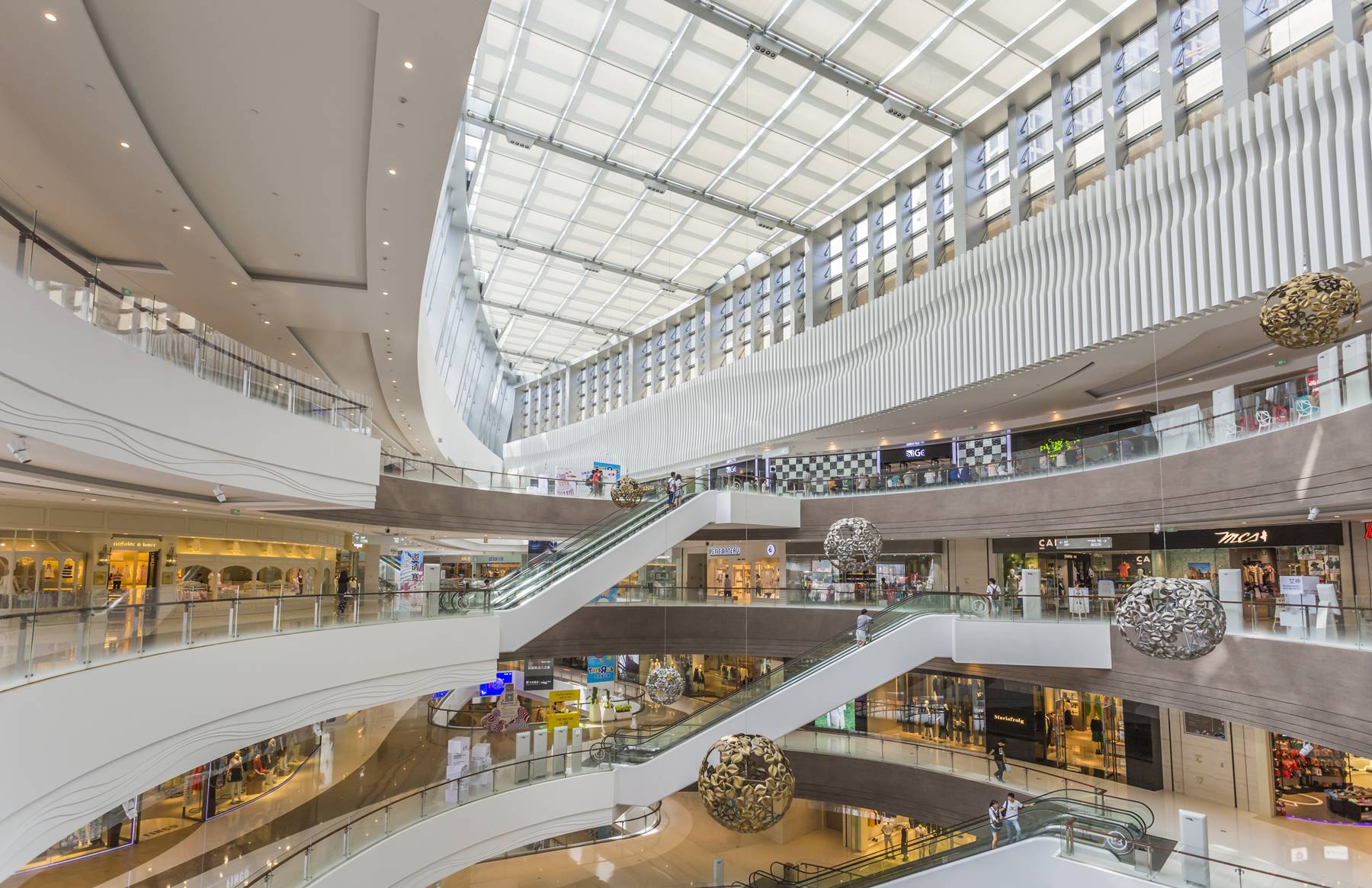 foto interna de um shopping center, representando a cobrança de luvas e a avaliação imobiliária dos pontos comerciais