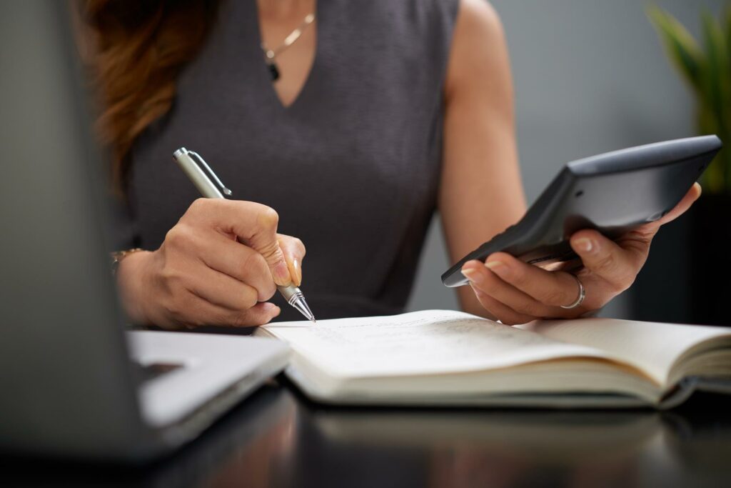 mulher calculando benefício fiscal de aquisição de empresa