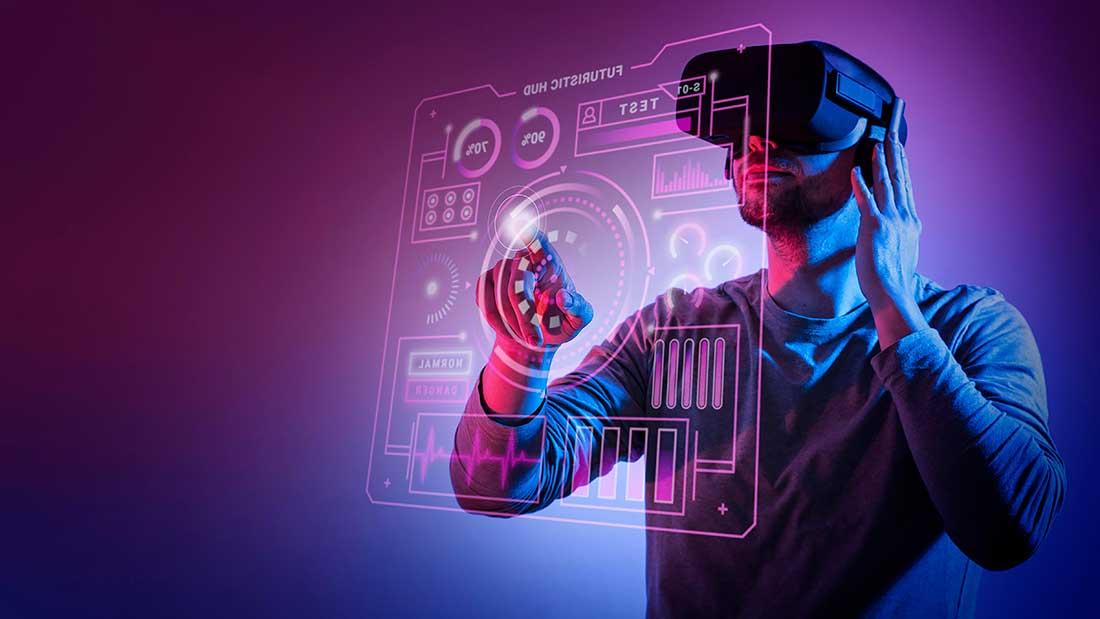 homem usando óculos de realidade virtual em contato com hologramas, para representar a transformação digital acelerada